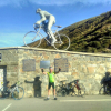 Alain Kerbrat en haut du Tourmalet, bras en l&#039;air, même pas fatigué!!